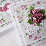 Kartka ROCZNICA ŚLUBU z kwiatowym tłem - Różowo-biała kartka na rocznicę ślubu w pudełku
