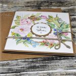 Ślubna kartka z kwiatowym wieńcem - kwiatowa ślubna kartka