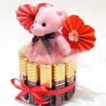 Walentynki Różowy Miś z czekoladkami Merci i sercami - Słodki prezent