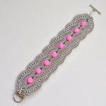 Bransoletka szara z różowymi koralikami - dzięki delikatnej kolorystyce pasuje do różnych stylizacji