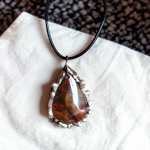 Naszyjnik z jaspisu "Serce Wojownika" - Surowy naszyjnik z jaspisu na rzemieniu