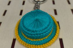 Ręcznie robiony brelok – mini kapelusz szydełkowy turkusowo- żółty
