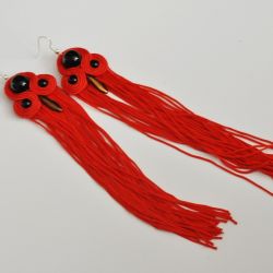 Długie czerwone kolczyki z frędzlami