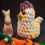 Kolorowa kurka szydełkowa handmade maskotka dekoracja wielkanocna 12 cm - 