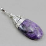 Czaroit i srebro - wisiorek w oplocie - 