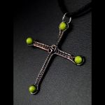 Krzyżyk, miedziany wisior z agatem zielonym - miedziany wisior wire wrapped