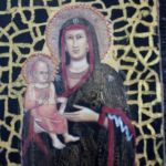 Ikona Matki Bożej z dzieciątkiem - na starej desce - zbliżenie na ikonę