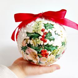Bombka decoupage - ostrokrzew i śnieg