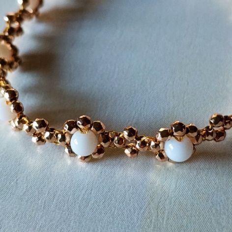 Elegancka bransoletka z kamieni – agat mleczny pozłacany hematyt