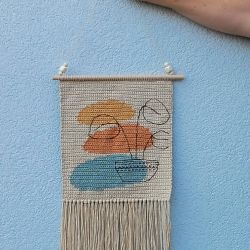 Minimalistyczna haftowana makatka