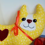 Uśmiechnięty kotek - Słonko - 20 cm - Uszyty z bawełny żółtej w małe kwiatki Nosek, pyszczek i oczy są z filcu.