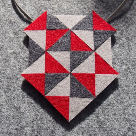 Geometryczny czerwono-szary naszyjnik z filcu 