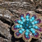 Broszka z koralików Kwiat turkusowo fuksjowa - To duża broszka, którą możesz przypiąć do płaszcza lub torebki, to detal, obok którego nikt nie przejdzie obojętnie.