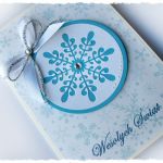 Kartka świąteczna ze śnieżynkową bombką - 