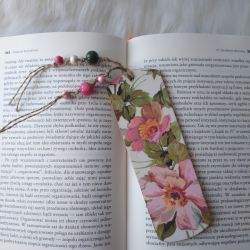 zakładka do ksiązki z kwiatami dzikiej róży