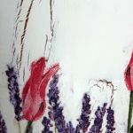 lawenda i tulipan osłonka ażurowa - zdjęcie przedstawia powiększenie, widać efekt spękań farby wierzchniej oraz płynne przejście samych kwiatków i traw w tło, roślinki wtopione w tło dzięki wydzieraniu motywów zamiast wycinania oraz dzięki dokładnemu szlifowaniu powierzchni