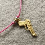 Kill 'Em with Kindness bransoletka pistolet - Kill 'Em with Kindness pink + gold closeup