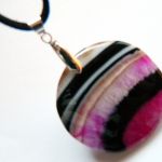 Wielobarwny okrągły agat z kryształem, duży wisiorek na rzemieniu - 