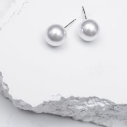 Klasyczne kolczyki z imitacji pereł.