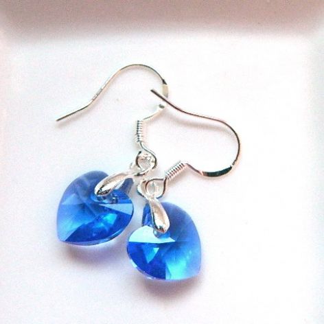 Kobaltowe, niebieskie kryształowe serduszka, delikatne kolczyki w srebrze