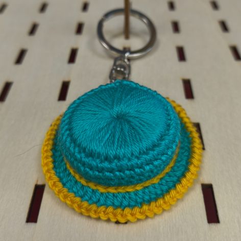 Ręcznie robiony brelok – mini kapelusz szydełkowy turkusowo- żółty