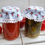 Różyczki na niebieskiej krateczce -  kapturki na słoiki - 