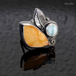 Pierścionek srebrny z bursztynem bałtyckim i larimarem regulowany