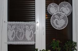 Trzy jabłka - zestaw dekoracyjny na okno, rękodzieło na szydełku