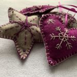 Dekoracja świąteczna z filcu z ozdobnym haftem - wzór 015 - Ozdoby świąteczne - purpura/szary melanż