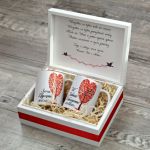 Prezent ślubny dla Nowożeńców Kubki w Pudełku - Personalizowany prezent ślubny dla pary młodej personalizowane kubki dla nowożeńców w drewnianym pudełku prezent na ślub od rodziców świadków chrzestnych