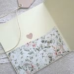Kartka ślubna z kieszonką - Kremowe wnętrze kartki, kieszonka i tył etykietki
