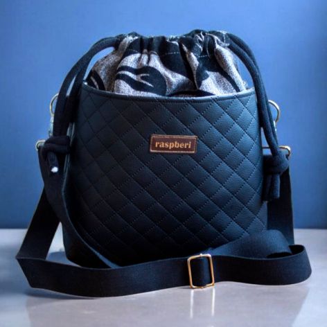 Czarna pikowana listonoszka z kominem z ekoskóry