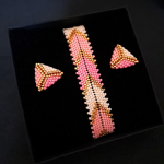 Różowy Komplet Biżuterii "Pink Chevron" - Bransoletka i kolczyki na prezet