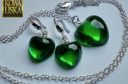 Komplet biżuterii z żywicy i srebra - maleńkie kolczyki i wisiorek.