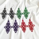 Delikatne koronkowe kolczyki haftowane - czarne - koronkowe kolczyki kolory