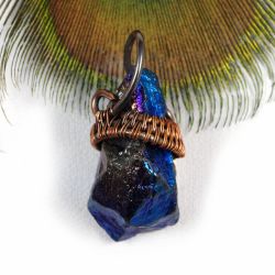 Amulet z kwarcem pokrytym tytanem