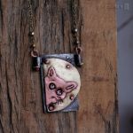 Co dobrego tu dają? - metalowy wisior