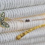 Mała metalowa zakładka do książki z zawieszką - 