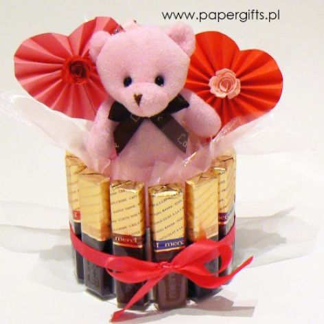 Walentynki Różowy Miś z czekoladkami Merci i sercami