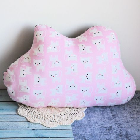 Poduszka dziecięca - różowa chmurka w kociaki