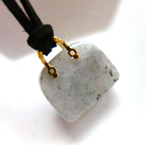 Labradoryt, kamień transformacji, oryginalny wisiorek-torebka