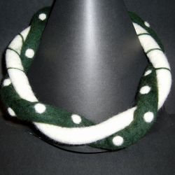 Naszyjnik filcowy - zielono biały