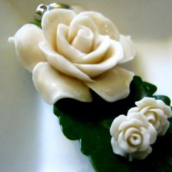 Kremowe róże z korala, wisior i kolczyki, srebro