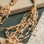 Długie drewniane kolczyki z brzoskwiniowym lnem - lniana biżuteria