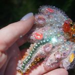 Ręcznie robiona broszka w kształcie rumianku - To nie tylko kwiat, to zioło, które ma właściwości uzdrawiające