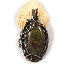 Miedziany amulet z heliotropem zielony.