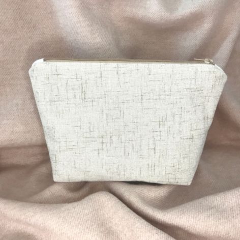 Kosmetyczka materiałowa solidna, stylowa ,praktyczna,jasnobeżowa.