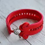 Bransoletka czerwona II - bransoletka pięknie prezentuje się na nadgarstku