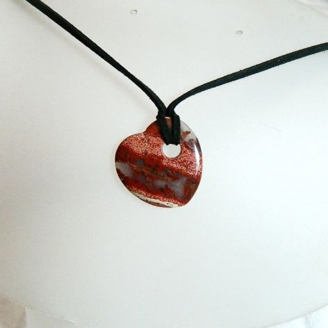 Ochronny jaspis cesarski, asymetryczne serduszko, delikatny wisiorek