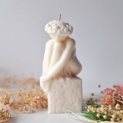 Świeca sojowa Tulia - kobieta na kamieniu